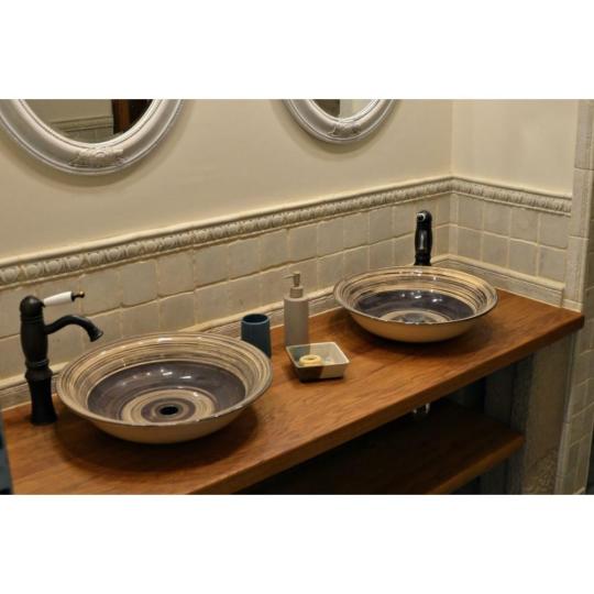porcelanove umyvadlo pieskovo bezova kupa kremova pastelovy obklad stena mediteransky klasicky kupelna obklad dlazdica cementova stena provensalske provence toskansko interier.jpg